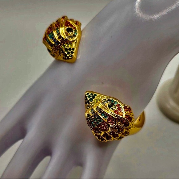 New KURT GEIGER LONDON
Rainbow Pavé Signature Eagle Cuff Bracelet in Gold Tone - Picture 7 of 8